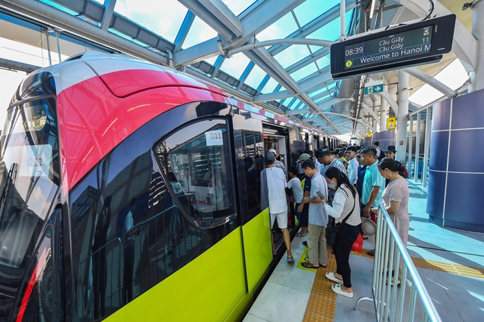 Người dân háo hức trải nghiệm tàu metro Nhổn - ga Hà Nội